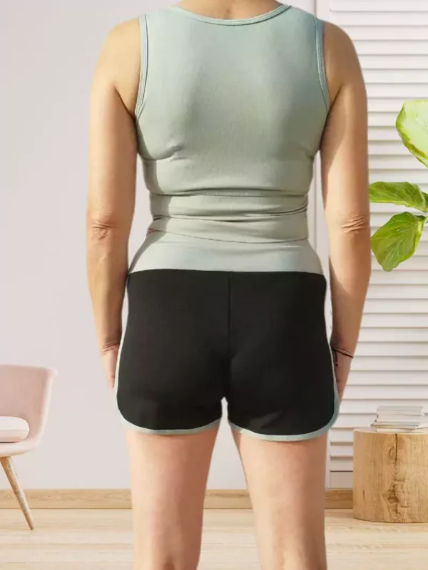 ensemble-de-sport-short-vert-ds Ensemble de sport respirant avec brassière sans manches et short bicolore fluide avec large élastique à la taille, vert et noir, vue dos