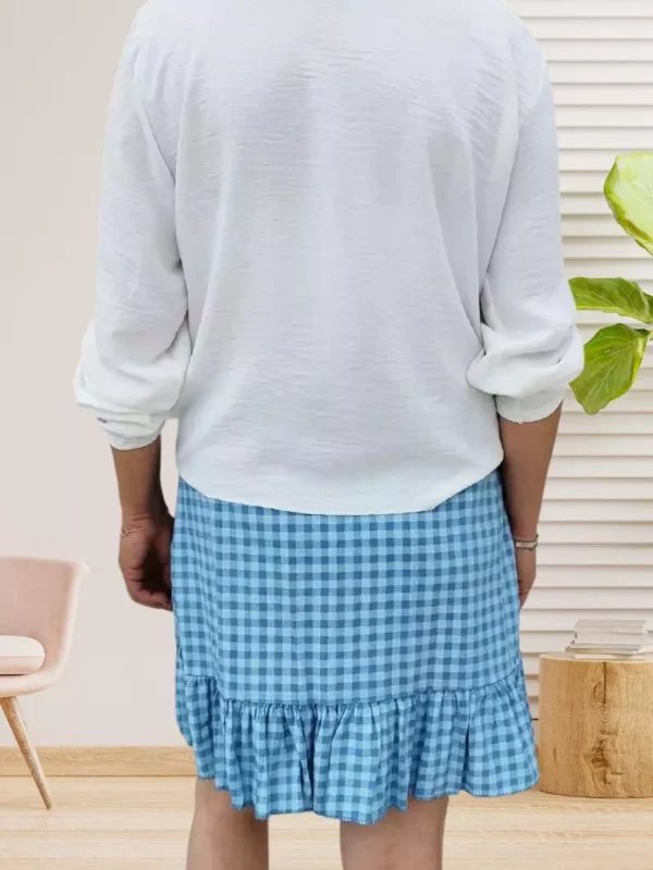 jupe-courte-a-volant-asymetrique-bleu-ds jupe courte à volant asymétrique bleu pour femme vue de dos