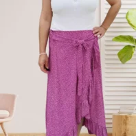 Jupe longue à volant asymétrique framboise pour femme vue de devant