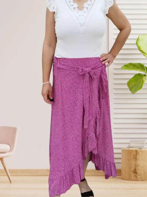 Jupe longue à volant asymétrique framboise pour femme vue de devant