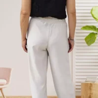 pantalon fluide taille élastique beige clair pour femme vue de dos