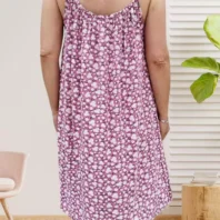Robe à fines bretelles et à fleurs rose poudrée, fluide et légère, imprimé fleuri coloré, encolure élastiquée devant et dos, confectionnée en viscose et élasthanne, vue dos
