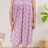 Robe à fines bretelles et à fleurs rose poudrée, fluide et légère, imprimé fleuri coloré, encolure élastiquée devant et dos, confectionnée en viscose et élasthanne, vue devant