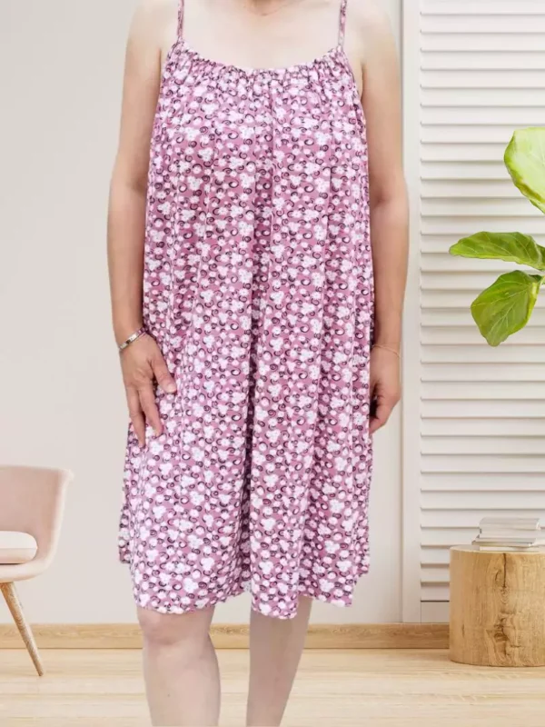 Robe à fines bretelles et à fleurs rose poudrée, fluide et légère, imprimé fleuri coloré, encolure élastiquée devant et dos, confectionnée en viscose et élasthanne, vue devant