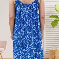 Robe à fines bretelles petites fleurs, coloris bleu électrique, encolure élastiquée devant et dos, coupe fluide en viscose et élasthanne.