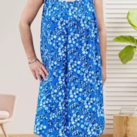 Robe à fines bretelles petites fleurs, coloris bleu électrique, encolure élastiquée devant et dos, coupe fluide en viscose et élasthanne.