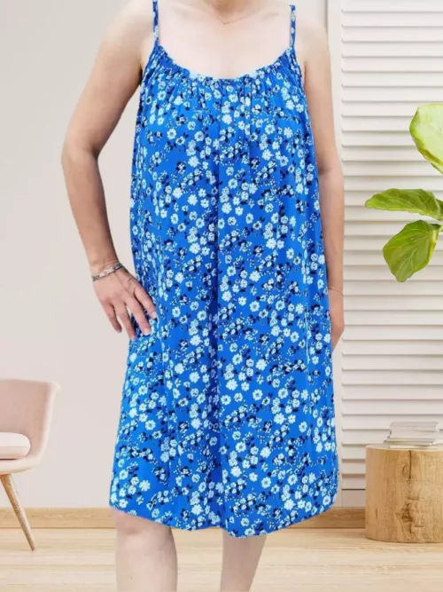 Robe à fines bretelles petites fleurs, coloris bleu électrique, encolure élastiquée devant et dos, coupe fluide en viscose et élasthanne.
