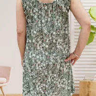 Robe larges bretelles fleuries kaki, encolure élastique devant et dos, poches pratiques, volants bas de robe et poches, coupe fluide en coton et élasthanne vue dos
