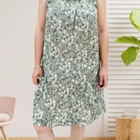 Robe larges bretelles fleuries kaki, encolure élastique devant et dos, poches pratiques, volants bas de robe et poches, coupe fluide en coton et élasthanne vue devant