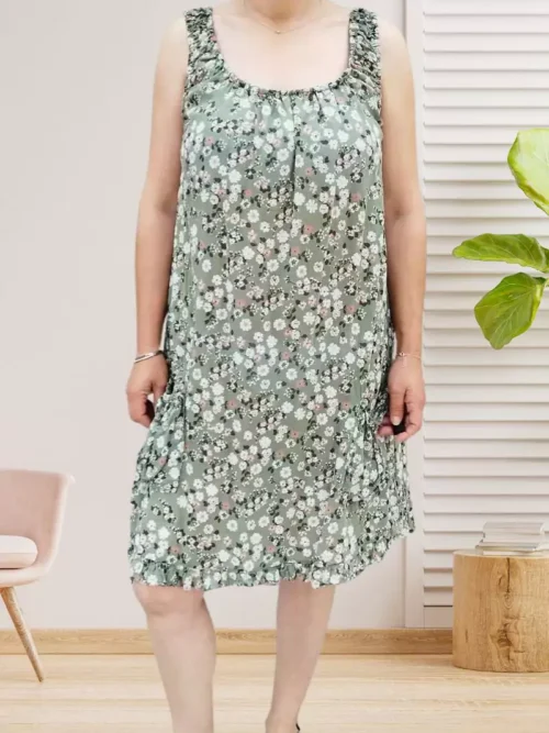 Robe larges bretelles fleuries kaki, encolure élastique devant et dos, poches pratiques, volants bas de robe et poches, coupe fluide en coton et élasthanne vue devant