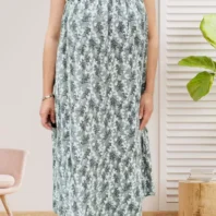Robe petites fleurs fines bretelles kaki, encolure élastiquée devant et dos, coupe fluide en 100% viscose, vue devant