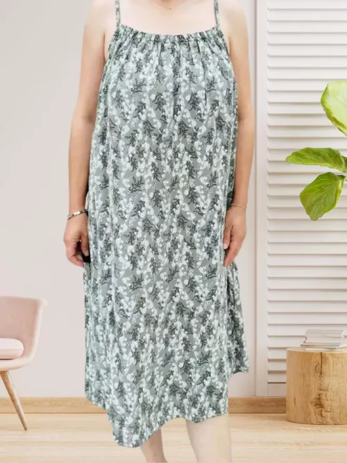 Robe petites fleurs fines bretelles kaki, encolure élastiquée devant et dos, coupe fluide en 100% viscose, vue devant