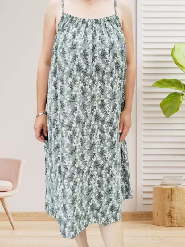robe-petites-fleurs-fines-bretelles-kaki-dv Robe petites fleurs fines bretelles kaki, encolure élastiquée devant et dos, coupe fluide en 100% viscose, vue devant