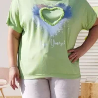 T-shirt Love Yourself, col rond, cœur contrastant, coupe fluide et moderne, vue de face, coloris : vert anis