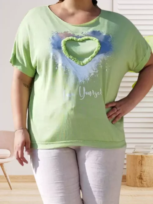 T-shirt Love Yourself, col rond, cœur contrastant, coupe fluide et moderne, vue de face, coloris : vert anis