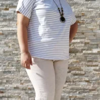 T-shirt rayé avec collier parme