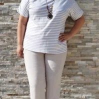 T-shirt rayé avec collier, coupe fluide et confortable, idéal pour toutes morphologies, vue de face, coloris : parme
