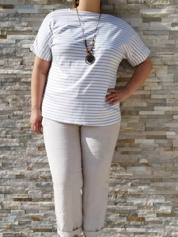t-shirt-raye-avec-collier-parme-devant2 T-shirt rayé avec collier, coupe fluide et confortable, idéal pour toutes morphologies, vue de face, coloris : parme
