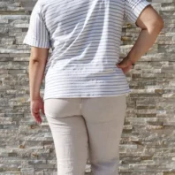 T-shirt rayé avec collier, coupe fluide et confortable, idéal pour toutes morphologies, vue de face, coloris : parme