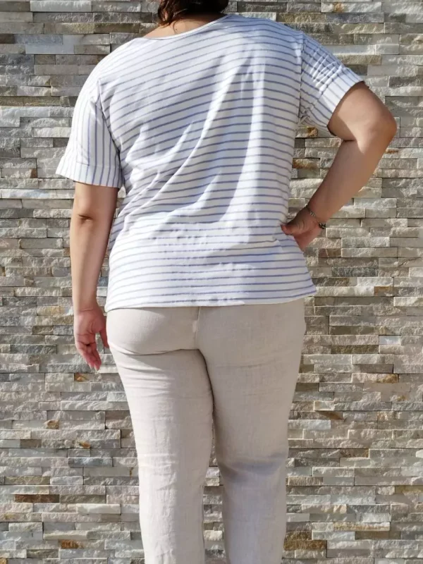 t-shirt-raye-avec-collier-parme-dos2 T-shirt rayé avec collier, coupe fluide et confortable, idéal pour toutes morphologies, vue de face, coloris : parme