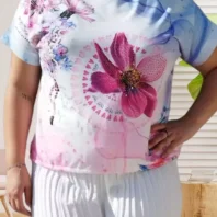 T-shirt imprimé fleur, col rond, mancherons, motif orné de strass et cordon ajustable., vue de face, coloris : blanc et multicolore