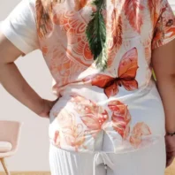 T-shirt imprimé papillon, col rond, mancherons, avec strass et cordon ajustable, vue de dos, coloris blanc et multicolore