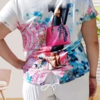 T-shirt imprimé sac, motif strass, col rond, coupe fluide et ajustable. vue de dos, coloris : blanc et multicolore