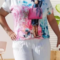 T-shirt imprimé sac, motif strass, col rond, coupe fluide et ajustable. vue de face, coloris : blanc et multicolore