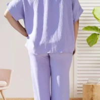 Veste ouverte et pantalon taille élastiquée, ensemble confortable et tendance, vue de dos, coloris : parme