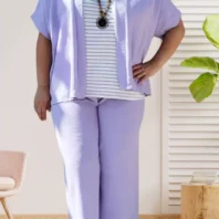 Ensemble veste et pantalon fluide effet froissé, coupe ample et élégante, vue de face, coloris : parme