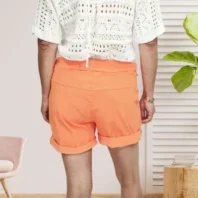 short uni orange pour femme vue de dos