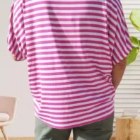 T-shirt rayé noué à la taille, col rond, manches courtes, collier offert. vue de dos, coloris : rose fuchsia
