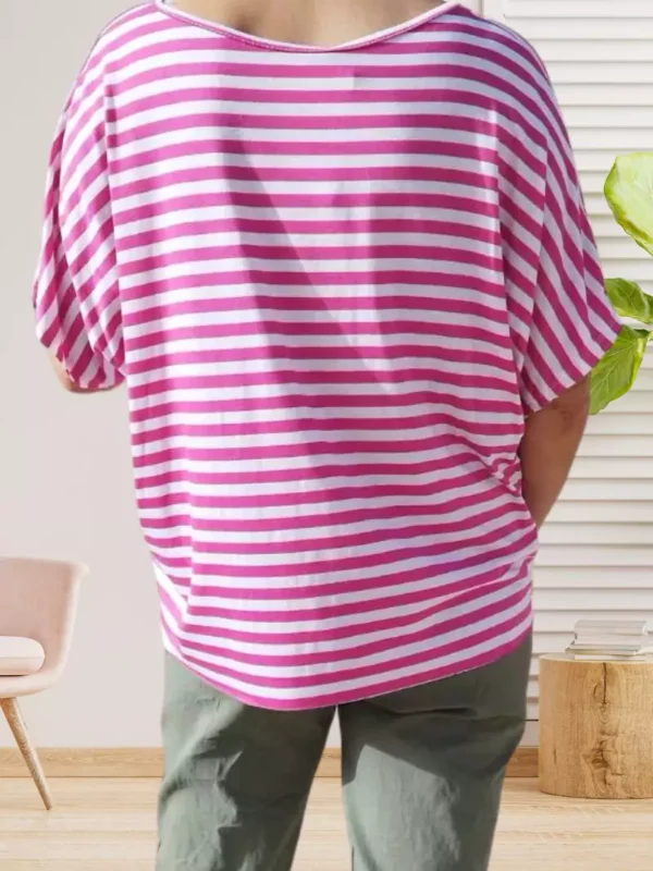t-shirt-raye-noue-a-la-taille-rose-ds T-shirt rayé noué à la taille, col rond, manches courtes, collier offert. vue de dos, coloris : rose fuchsia