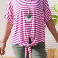 T-shirt rayé noué à la taille, col rond, manches courtes, collier offert. vue de face, coloris : rose fuchsia