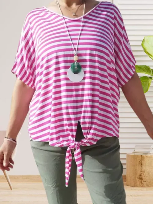 T-shirt rayé noué à la taille, col rond, manches courtes, collier offert. vue de face, coloris : rose fuchsia