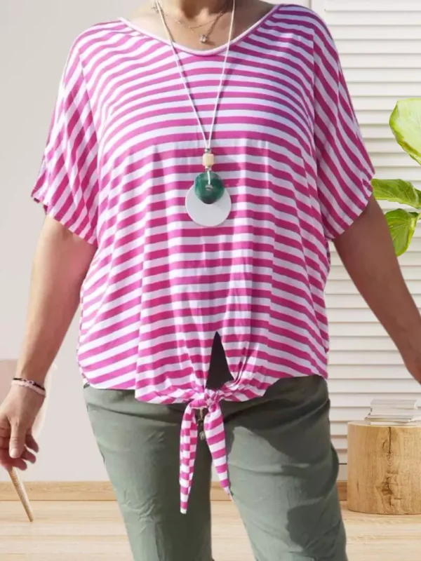 T-shirt rayé noué à la taille, col rond, manches courtes, collier offert. vue de face, coloris : rose fuchsia