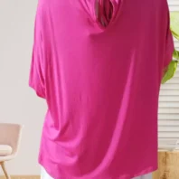 T-shirt uni avec collier, noué dans le dos, coupe ample et féminine, 100% viscose, vue de dos, coloris : rose fuchsia