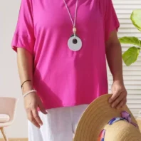 T-shirt uni avec collier ,fluide, manches courtes, col rond, vue de face, coloris : rose fuchsia