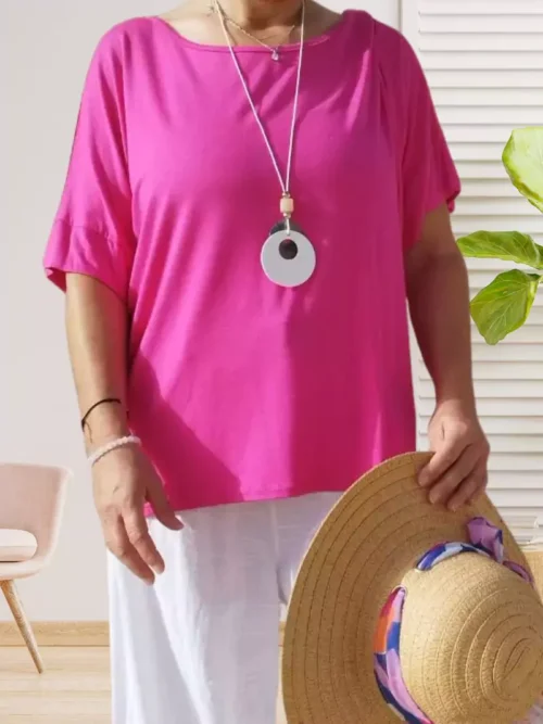 T-shirt uni avec collier ,fluide, manches courtes, col rond, vue de face, coloris : rose fuchsia