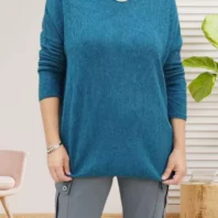 Pull uni col en V, manches 3/4, mailles côtelées, matière douce et extensible, vue de face, coloris : bleu canard
