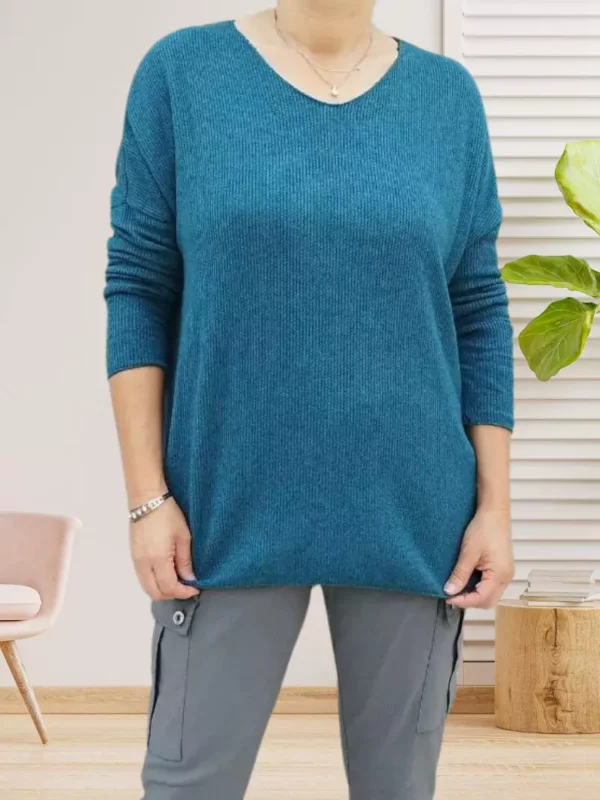 pull-uni-col-en-v-bleu-canard-dv Pull uni col en V, manches 3/4, mailles côtelées, matière douce et extensible, vue de face, coloris : bleu canard