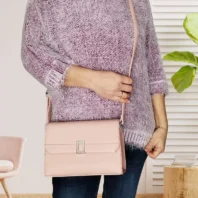 sac boucle argentée rose clair vue de face