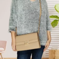 Sac boucle dorée beige vue de face