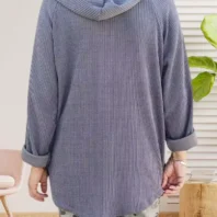 Gilet en velours côtelé, fermeture par zip, capuche, poches plaquées, vue de dos, coloris : gris