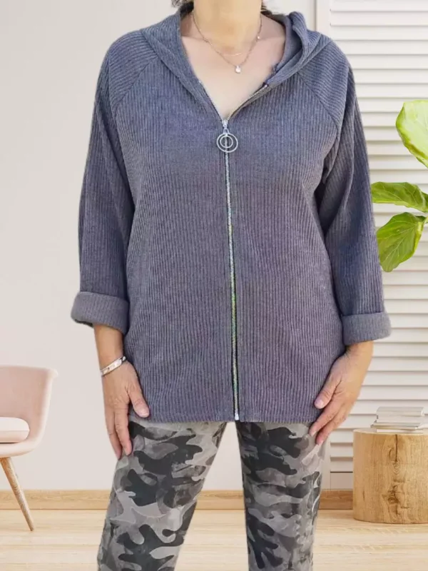 gilet-en-velours-cotele-gris-dv Gilet en velours côtelé, fermeture par zip, capuche, poches plaquées, vue de face, coloris : gris