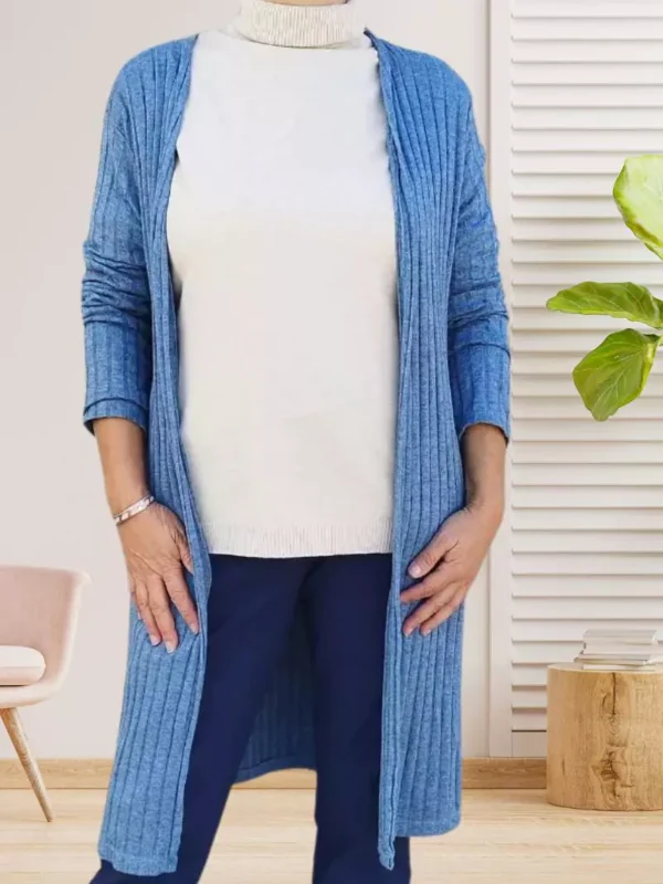 gilet-long-bleu-jean-dv Gilet long en mailles côtelées, manches longues, ouvert sur le devant, vue de face, coloris : bleu jean
