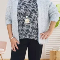 Gilet mailles poilues, ouvert sur le devant, manches 3/4, matière douce et extensible, vue de face, coloris : gris clair