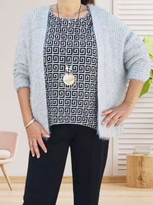 Gilet mailles poilues, ouvert sur le devant, manches 3/4, matière douce et extensible, vue de face, coloris : gris clair