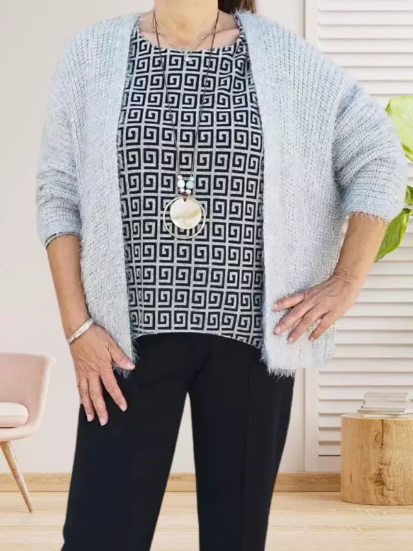 gilet-mailles-poilues-gris-dv Gilet mailles poilues, ouvert sur le devant, manches 3/4, matière douce et extensible, vue de face, coloris : gris clair