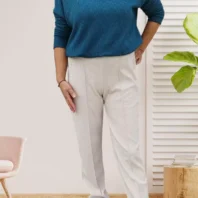 Pantalon couture devant beige clair pour femme vue de face